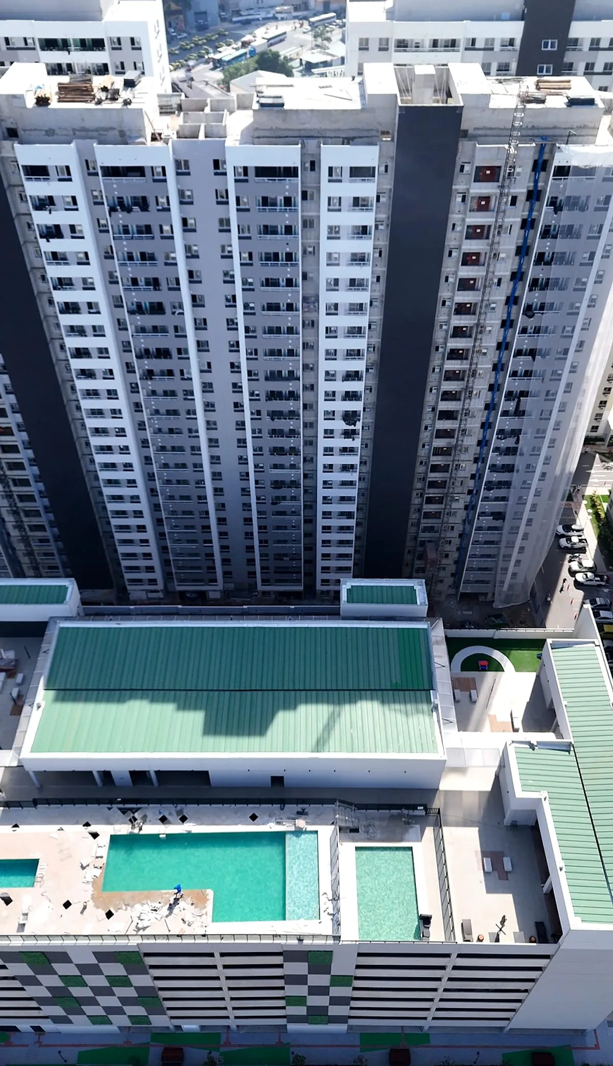 Rooftop com piscinas — obra do Porto Carioca na Região Portuária do Rio de Janeiro, Junho de 2026