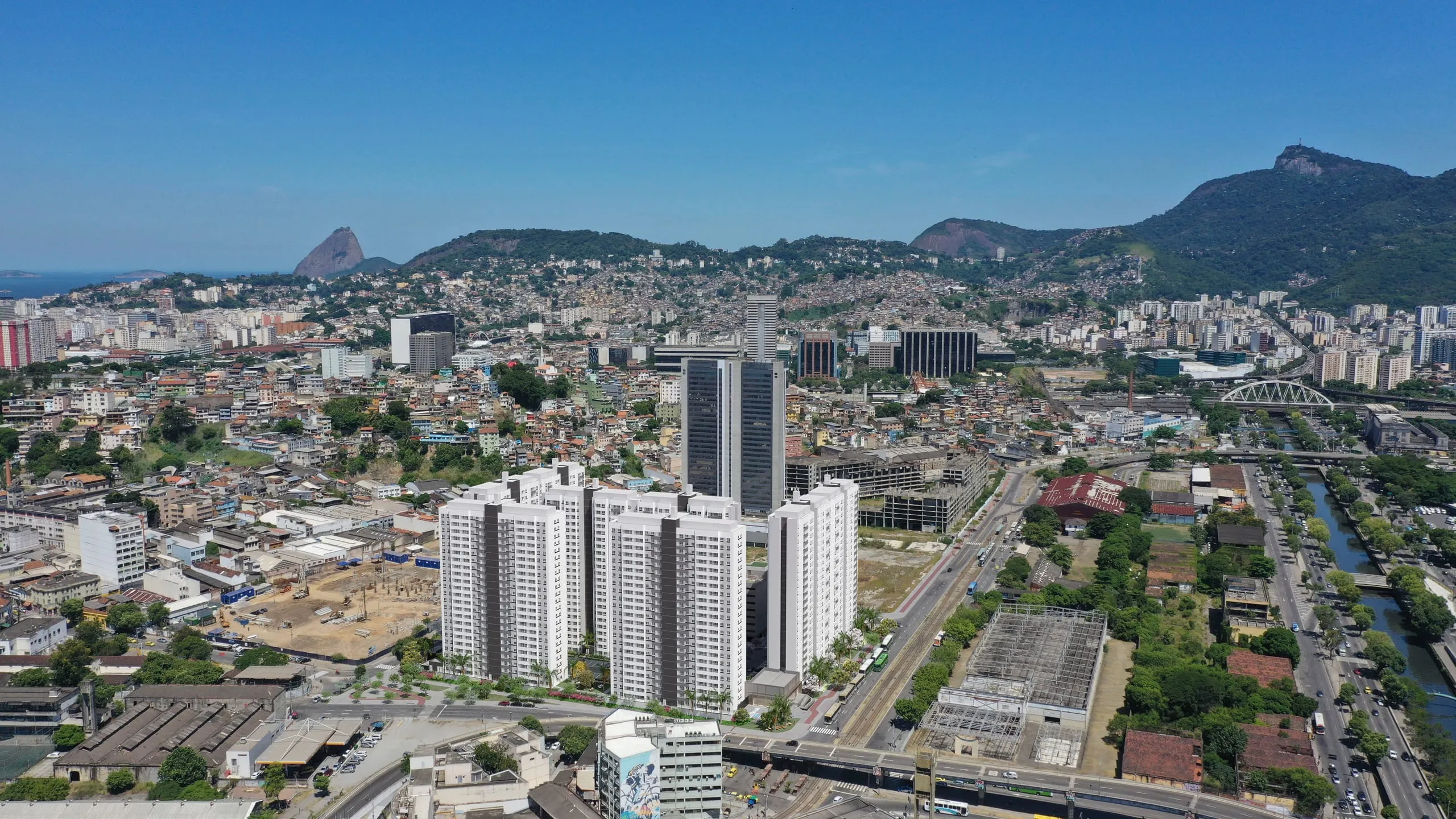 Vista da Região Portuária do Rio de Janeiro, no entorno do empreendimento Porto Carioca, com a Baía de Guanabara ao fundo